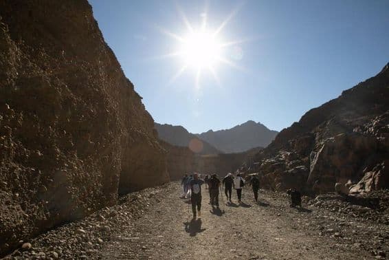 Expedição de caminhada ao ar livre nas Montanhas Hatta, Emirados Árabes Unidos.