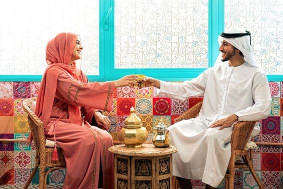 Casal de emiratenses jovens passando tempo em um café árabe tradicional.