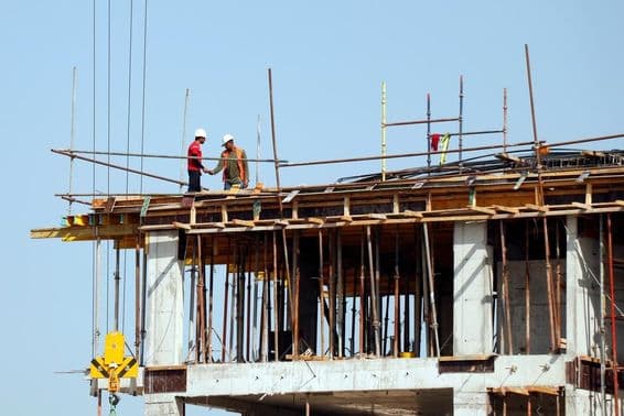 Homens trabalhando em construção em Dubai.