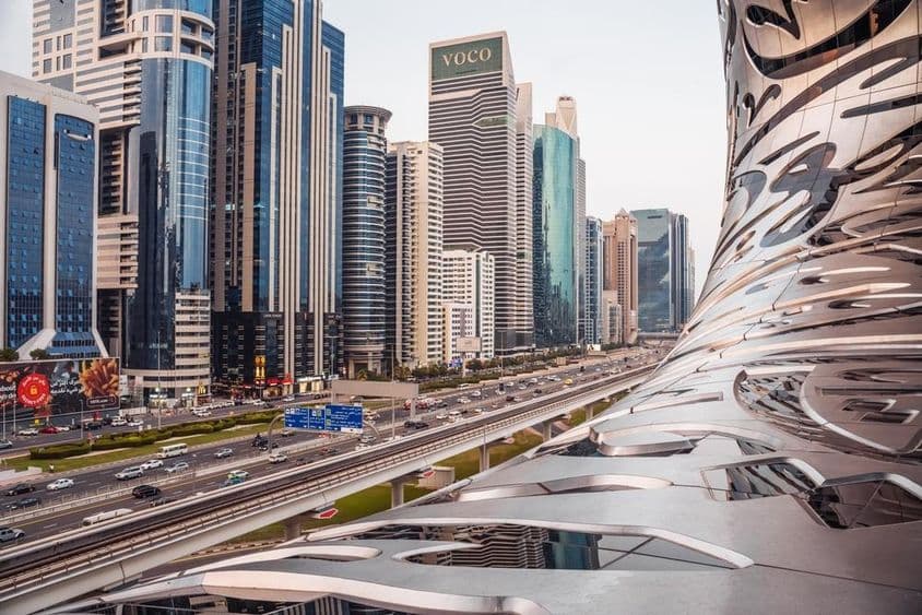 Vista da cidade de Dubai mostrando o Museu do Futuro e a Avenida Sheikh Zayed.