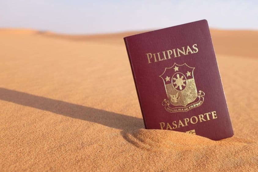 Passaporte filipino no deserto.