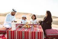 Família árabe passando um final de semana no deserto de Dubai.
