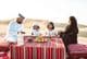 Família árabe passando um final de semana no deserto de Dubai.