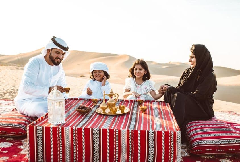 Família árabe passando um final de semana no deserto de Dubai.