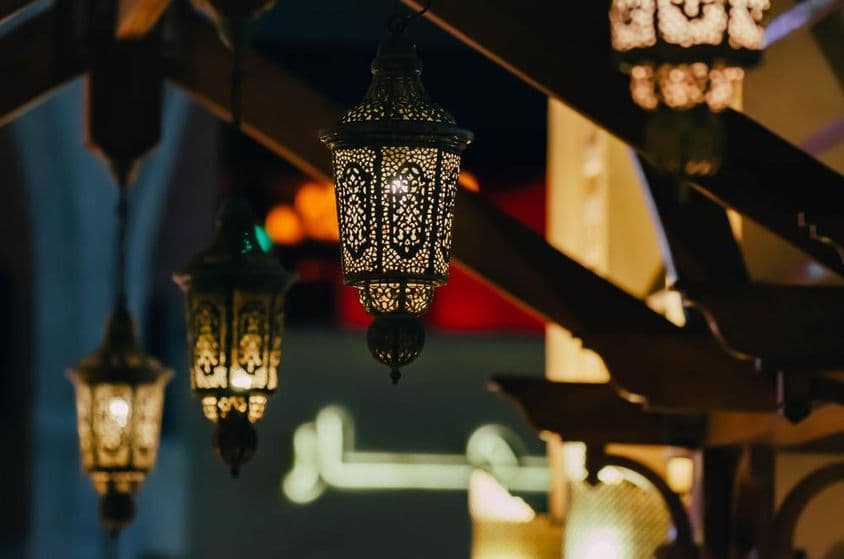 Lanternas árabes iluminam a paisagem noturna de Dubai.