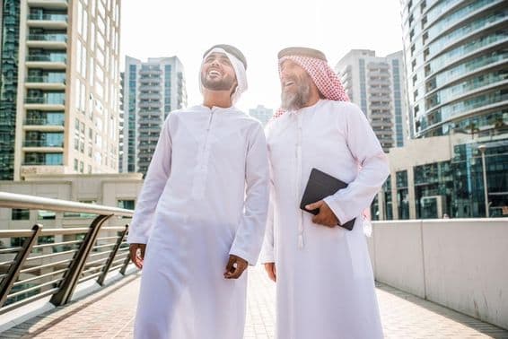 Dois empresários em trajes tradicionais Emirati se reunindo em Dubai.