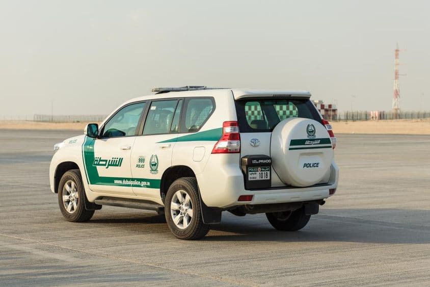 Um carro de polícia é visível em Dubai.