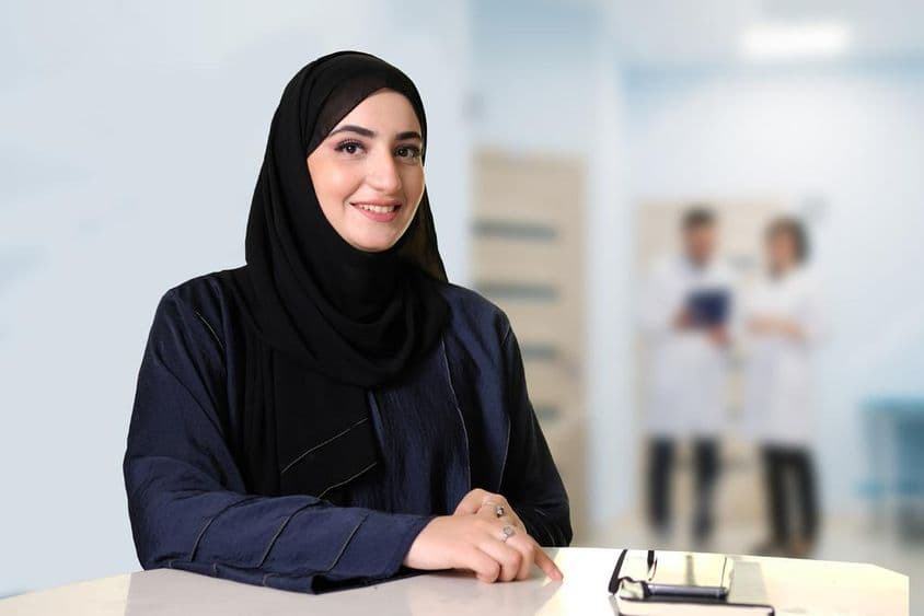 Mulher local Emirati olhando para frente.