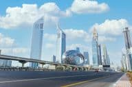 Museu do Futuro em Dubai visto da Sheikh Zayed Road.