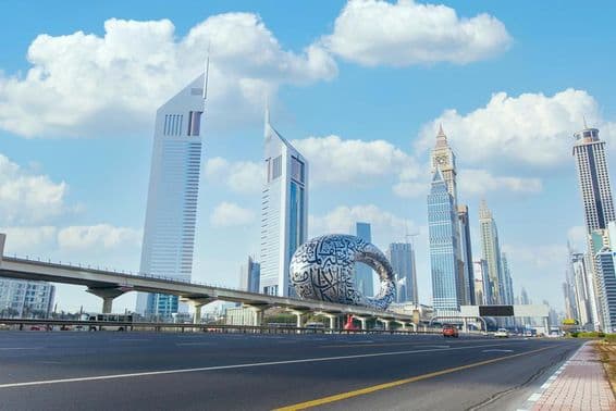 Museu do Futuro em Dubai visto da Sheikh Zayed Road.