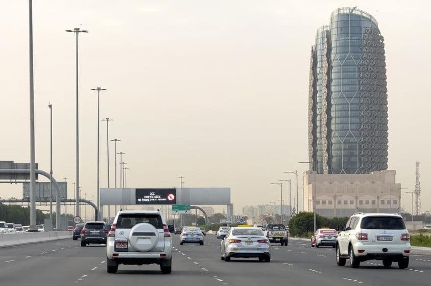 Uma movimentada Rua Al Salam em Abu Dhabi com veículos.