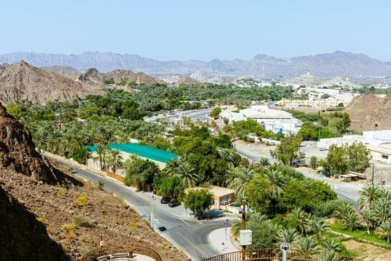 Uma bela vista sobre a Barragem de Hatta ou o Lago e as Montanhas Hajar no Emirado de Dubai.