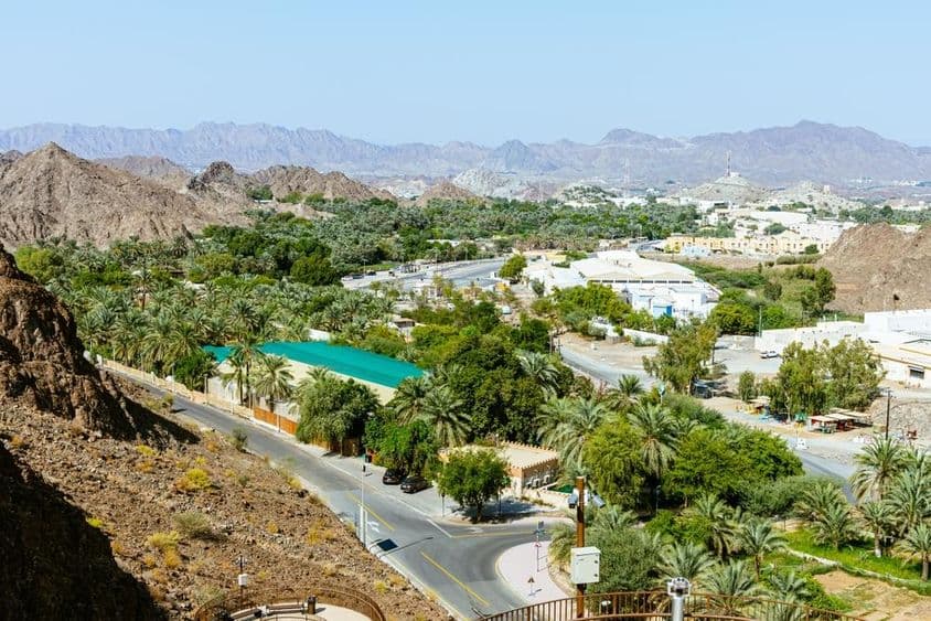 Uma bela vista sobre a Barragem de Hatta ou o Lago e as Montanhas Hajar no Emirado de Dubai.