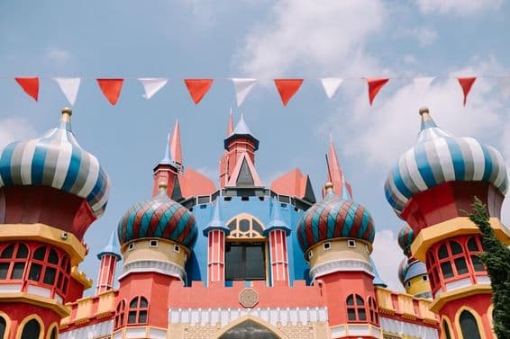 Estruturas icônicas da Disneyland com torres de contos de fadas.