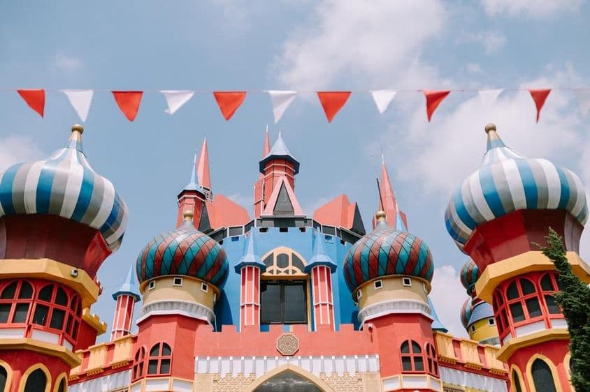 Estruturas icônicas da Disneyland com torres de contos de fadas.
