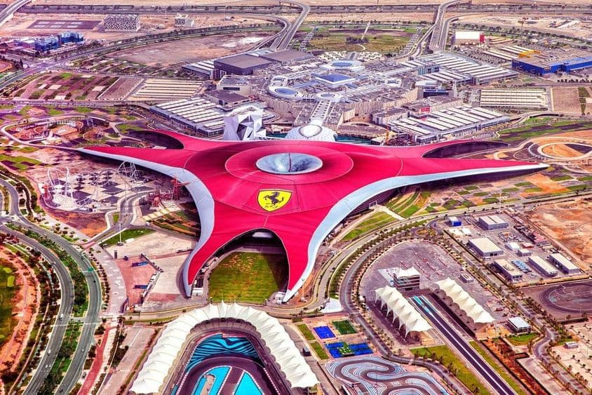 Abu Dhabi, o Parque Ferrari World.