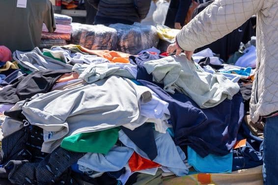 Vários itens de roupas de grife falsificadas.