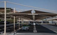 Coberturas de tecido acima dos espaços de estacionamento.