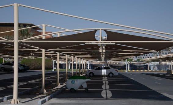 Coberturas de tecido acima dos espaços de estacionamento.