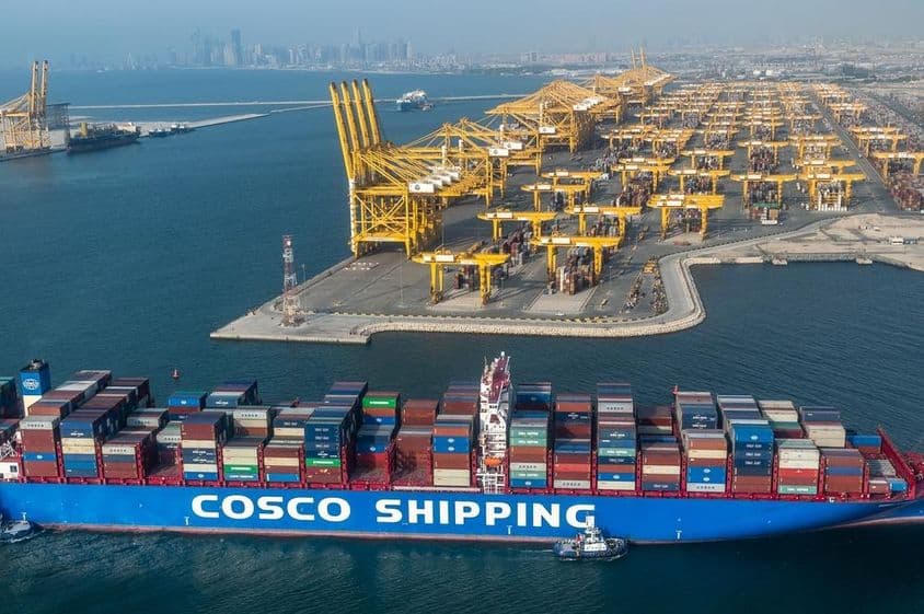 Navio porta-contêineres da Cosco Shipping Lines da China no porto de Jebel Ali em Dubai.
