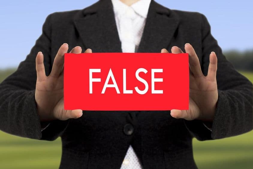 Mulher de negócios em jaqueta preta segurando um cartão com texto falso.