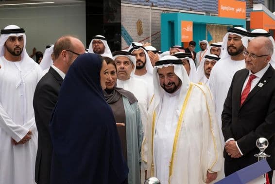 O Governante de Sharjah inaugurando a Feira Internacional de Livros de Sharjah.