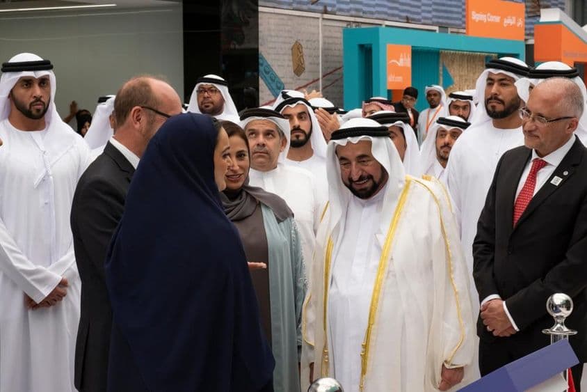 O Governante de Sharjah inaugurando a Feira Internacional de Livros de Sharjah.
