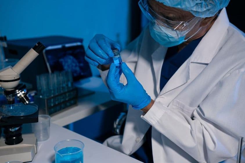 Pesquisadores em um laboratório conduzindo pesquisas de DNA e investigações em ciências da saúde.