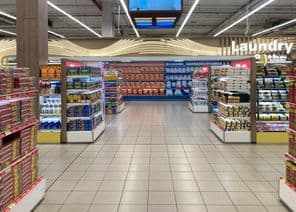 Seção de lavanderia e produtos para casa em um supermercado.
