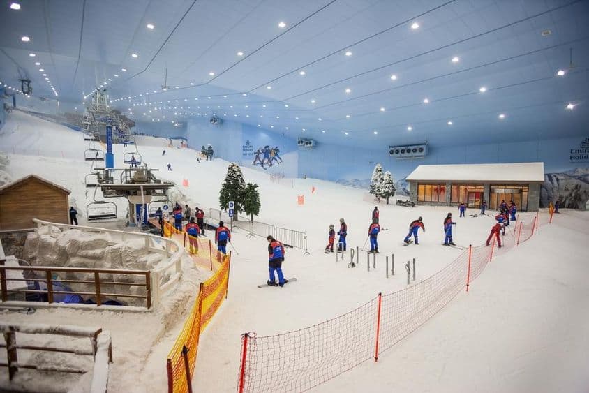 O interior do Ski Dubai no shopping Mall of the Emirates.