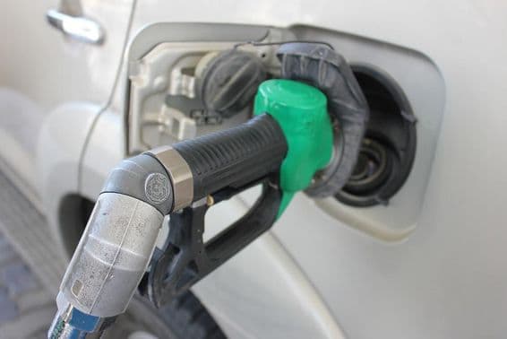 Equipamento de posto de gasolina em uma bomba de combustível.