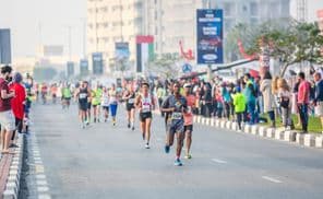 Corredores e vencedores da maratona em Dubai.