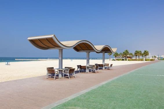 A praia pública em Umm Suqeim em Dubai.
