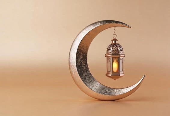 Crescente decorativo com uma lâmpada de Ramadã brilhante.