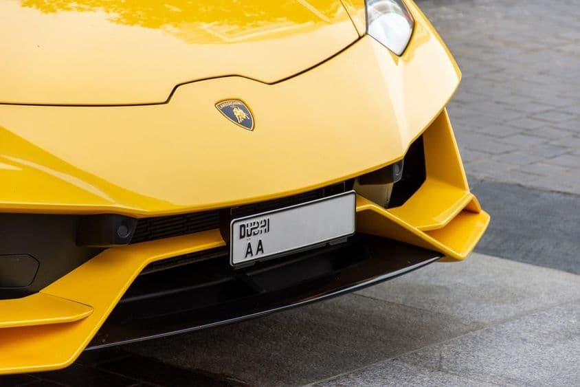 Close-up do logotipo da Lamborghini na frente do carro.
