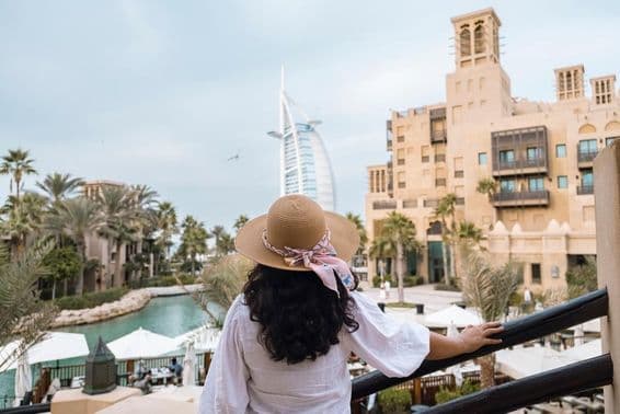 Vista cênica do Burj Al Arab com turistas femininas.