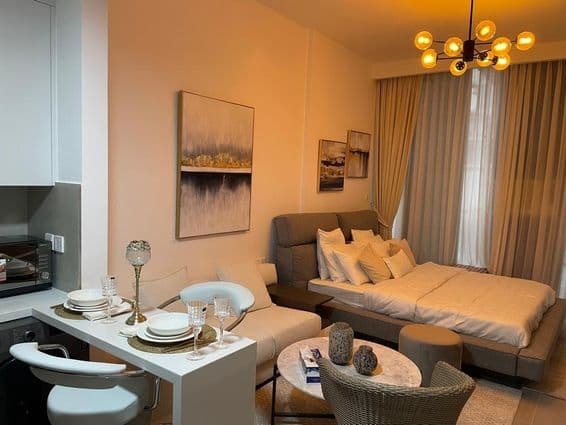 JVC, Dubai, quarto com comodidades inteligentes para uma vida tranquila.