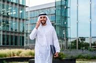 Empresário muçulmano árabe caminhando no centro de negócios de Dubai.
