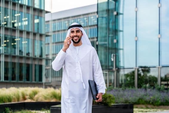 Empresário muçulmano árabe caminhando no centro de negócios de Dubai.
