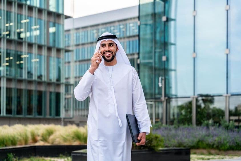 Empresário muçulmano árabe caminhando no centro de negócios de Dubai.