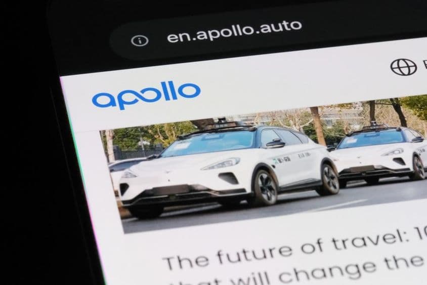 Logotipo da marca Baidu Apollo e robotáxi na página da web.