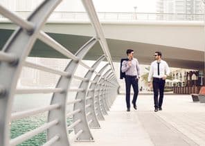 Empresários caminhando na Marina de Dubai.