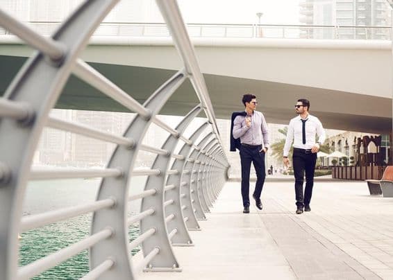 Empresários caminhando na Marina de Dubai.