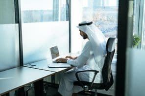Um homem trabalhando em um escritório de negócios em Dubai.