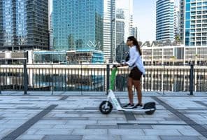 Um scooter elétrico na promenade da Marina de Dubai.