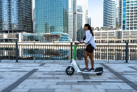 Um scooter elétrico na promenade da Marina de Dubai.