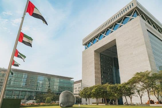 Distrito do DIFC em Dubai, Emirados Árabes Unidos durante o dia
