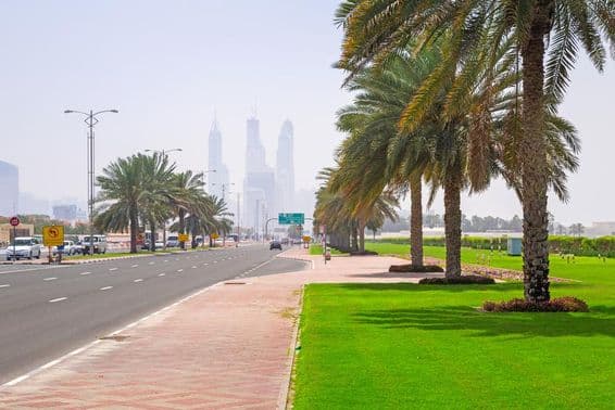 Ruas de Dubai na Praia Jumeirah.