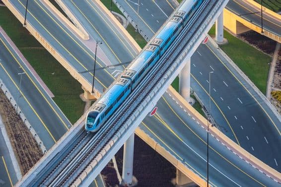 Linha de metrô de Dubai com a Sheikh Zayed Road vista de cima.