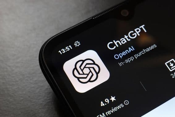 O logotipo do aplicativo ChatGPT exibido na tela de um smartphone.